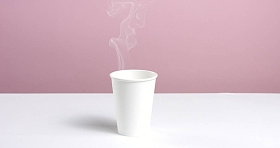 把热水水倒进了一杯水图片