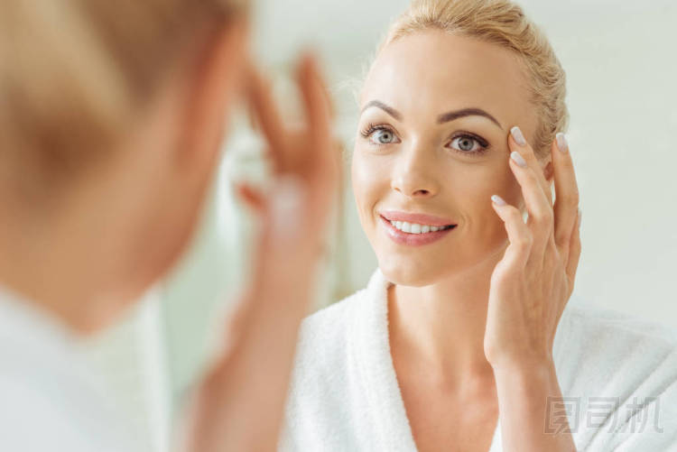 美麗的女人，看著鏡子