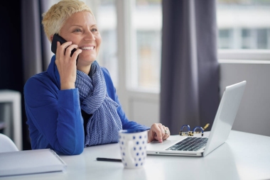 年輕的金發(fā)女人