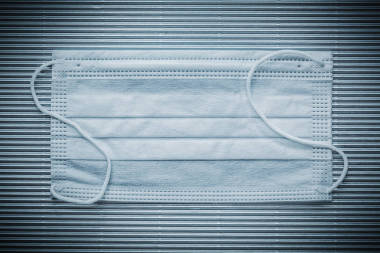 无菌一次性口罩上条纹的背景顶视图