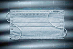 无菌一次性口罩上条纹的背景顶视图