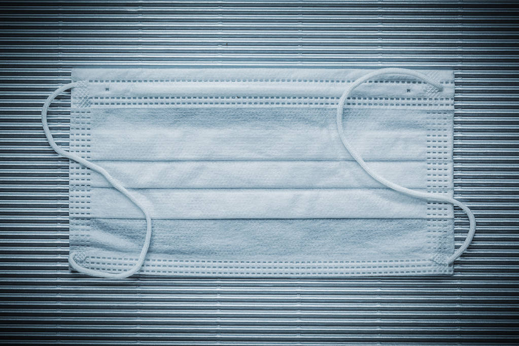 无菌一次性口罩上条纹的背景顶视图