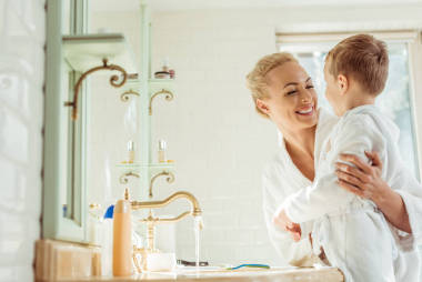 母親和兒子在浴室