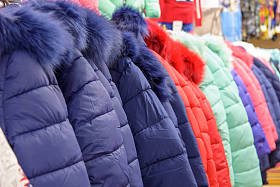 女式冬季外套在衣架上