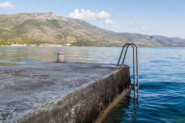 佩列沙茨通道下步入