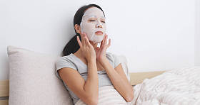 女人脸上应用面膜图片