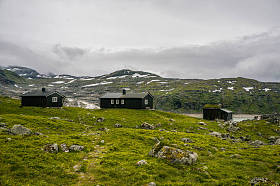 秀丽风景与房子在山  图片