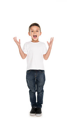 兴奋的小男孩图片