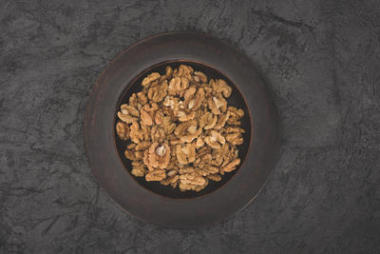 在碗里的帶殼的核桃照片