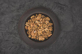 在碗里的带壳的核桃照片