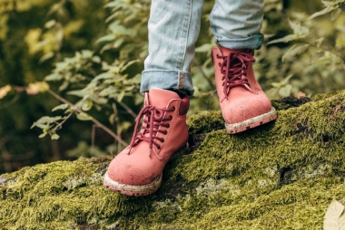 粉红色鞋子的孩子图片