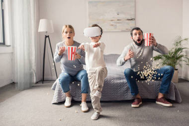 玩虛擬耳機(jī)的孩子圖片