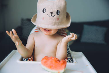 吃西瓜的小女孩