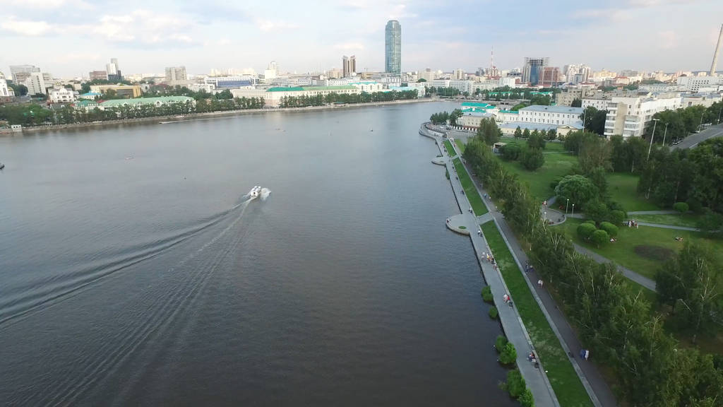 从上方看现代大都市中心。美丽的河,俄罗斯的叶卡特琳堡鸟瞰城 从上方看现代大都市中心。美丽的河,俄罗斯的叶卡特琳堡鸟瞰城