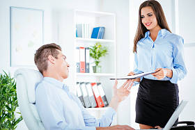 在小型办公室中的业务团队照片