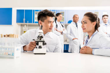 使用顯微鏡的醫(yī)生