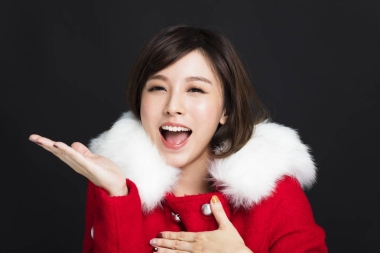 幸福的年輕女人，在冬天的衣服