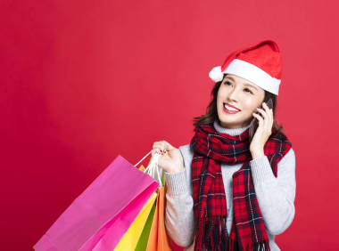 圣誕節(jié)的禮品購物談電話的女人