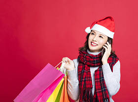 圣诞节的礼品购物谈电话的女人