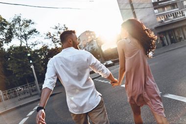 對(duì)夫婦走過城市的街道