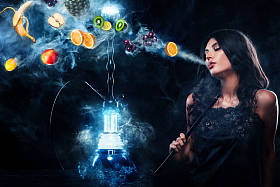 年轻美丽的女人在夜总会，酒吧吸烟水烟水烟。吸烟的乐趣。烟气中的水果。复制空间。水烟广告概念