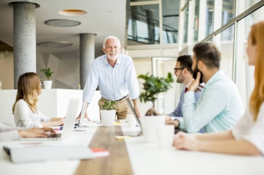 在現(xiàn)代的辦公室里工作的業(yè)務(wù)團隊