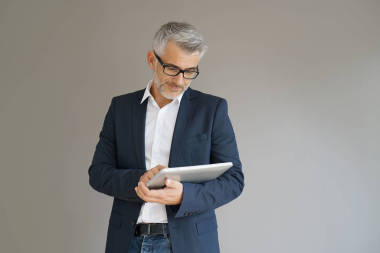 使用平板电脑的新潮商人图片