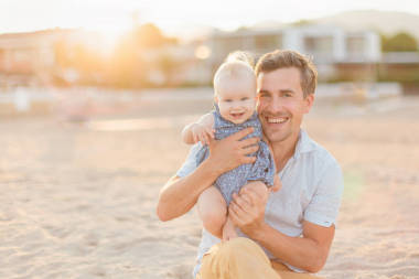 年輕的父親與小女兒在戶外