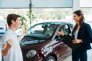 经理向客户展示他赢得的汽车