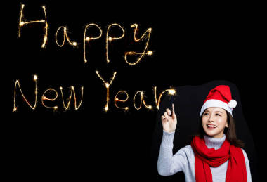 女人用煙火繪制快樂新的一年圖片