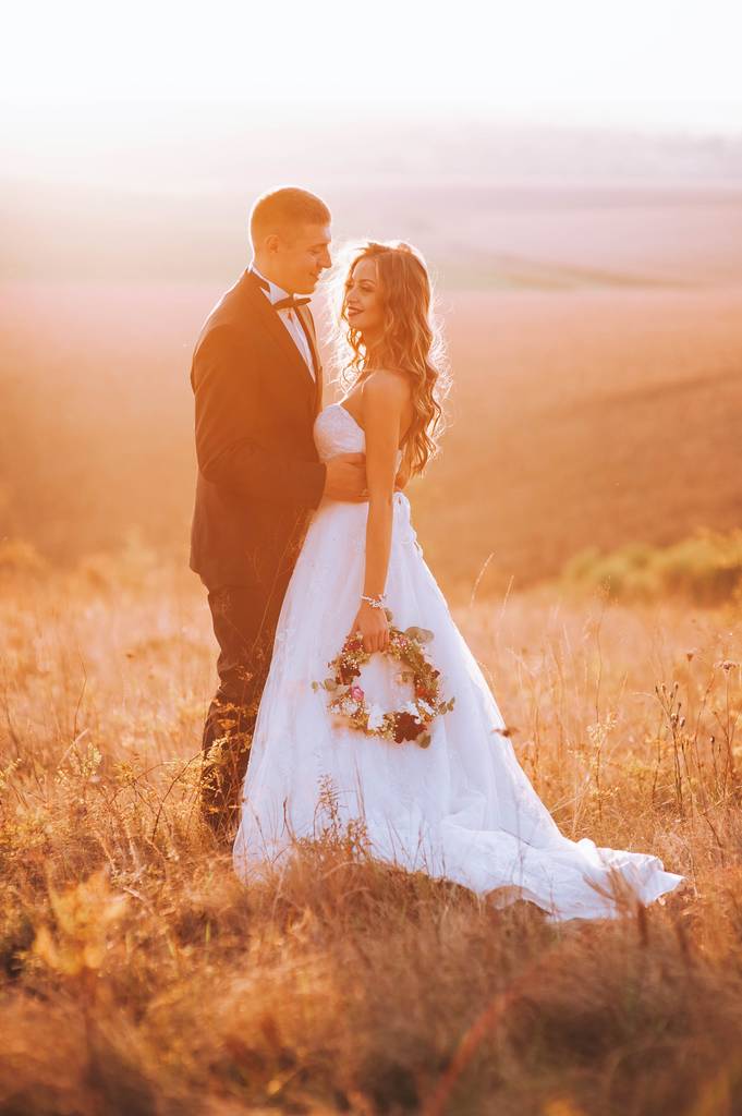 美丽的婚纱情侣 美丽的婚纱情侣