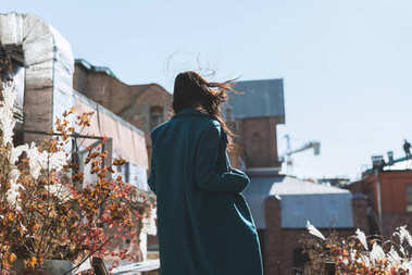 穿大衣的黑發(fā)女孩