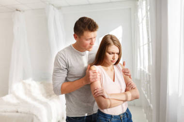 一個(gè)男人和一個(gè)女孩的爭(zhēng)吵。一對(duì)年輕夫婦發(fā)誓。家庭爭(zhēng)吵的概念