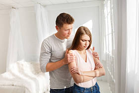 一个男人和一个女孩的争吵。一对年轻夫妇发誓。家庭争吵的概念