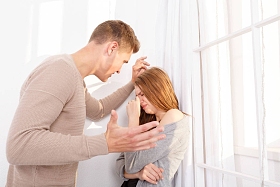 一个男人和一个女孩的争吵。一对年轻夫妇发誓。家庭争吵的概念