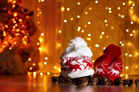 在新年灯饰的背景上用鹿来编织帽子. 元旦庆祝活动