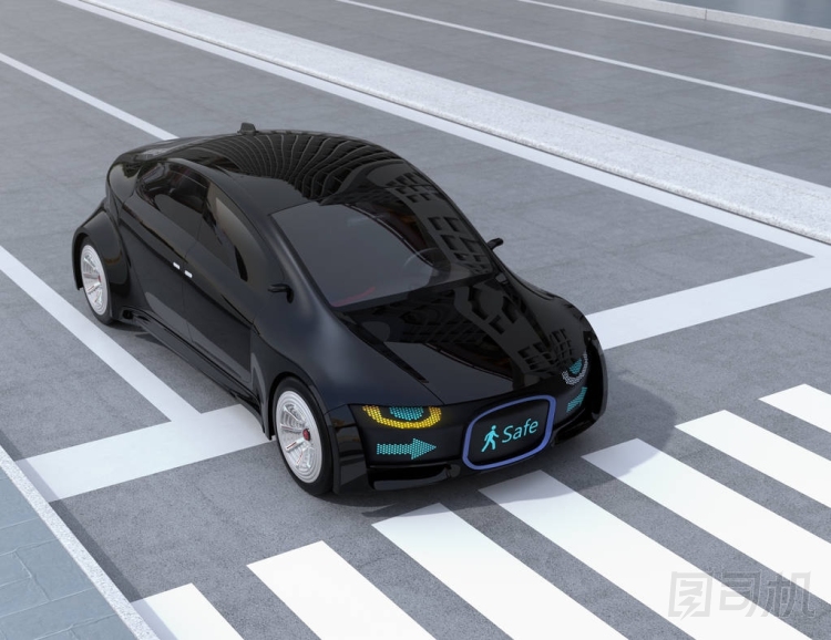 黑色自動駕駛汽車的前格柵顯示行人的數(shù)字標志