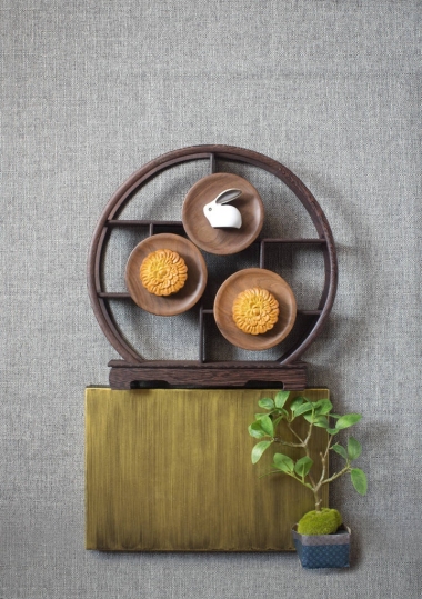 平躺在中秋节食品月饼在棕色背景