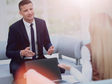 會議圍繞桌子在現(xiàn)代辦公的商務人士