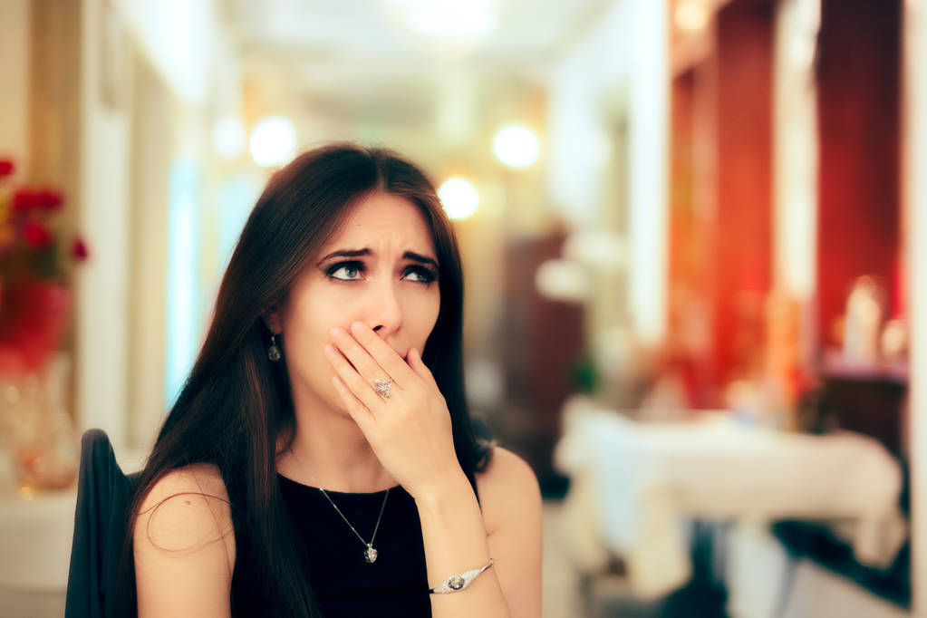 困倦无聊的女孩在新年晚会打哈欠 困倦无聊的女孩在新年晚会打哈欠