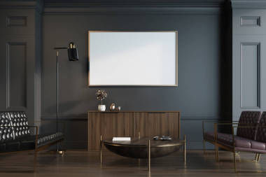 黑色起居室、沙發(fā)和海報圖片