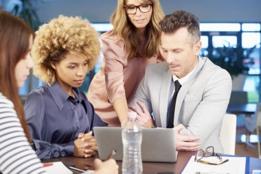 在會議室的團隊合作 圖片