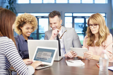 在會議室的團隊合作 照片