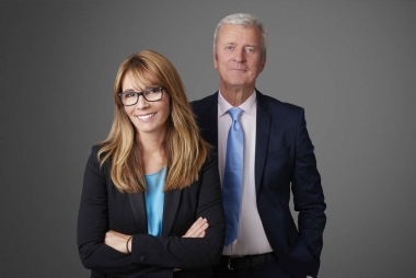 女實(shí)業(yè)家和職業(yè)男子站照片