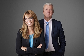 女实业家和职业男子站照片