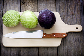 白菜和烹调切割板准备上刀图片