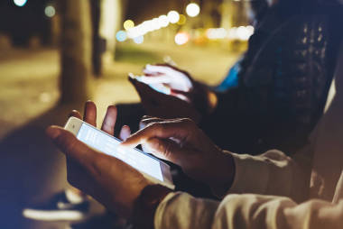 人们一起指着屏幕智能手机