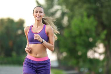 在公園跑步運(yùn)動少婦圖片