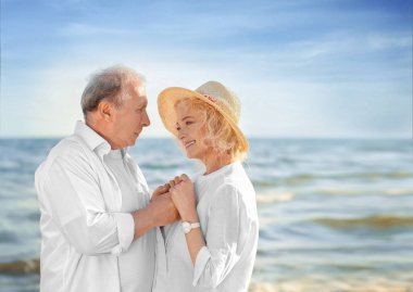 海岸邊的一對快樂的高級夫婦圖片