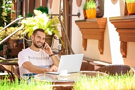 英俊的男人用的笔记本电脑  